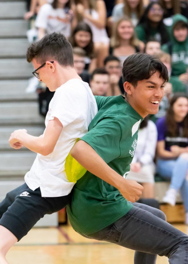 During+Freshman+Orientation+2019%2C+freshman+Isaac+Lafohn+and+junior+Anthony+Salazar+tried+to+pop+balloons+back-to-back.+It+wasnt+as+easy+as+it+looked.